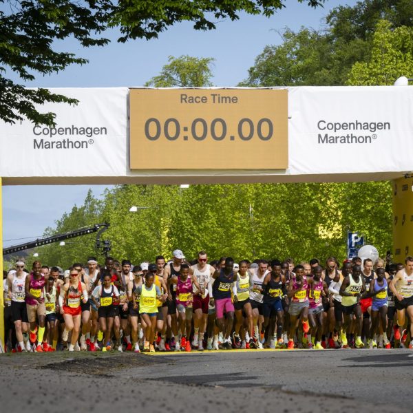 Elite and mass runners starting the Copenhagen Marathon together at the start line