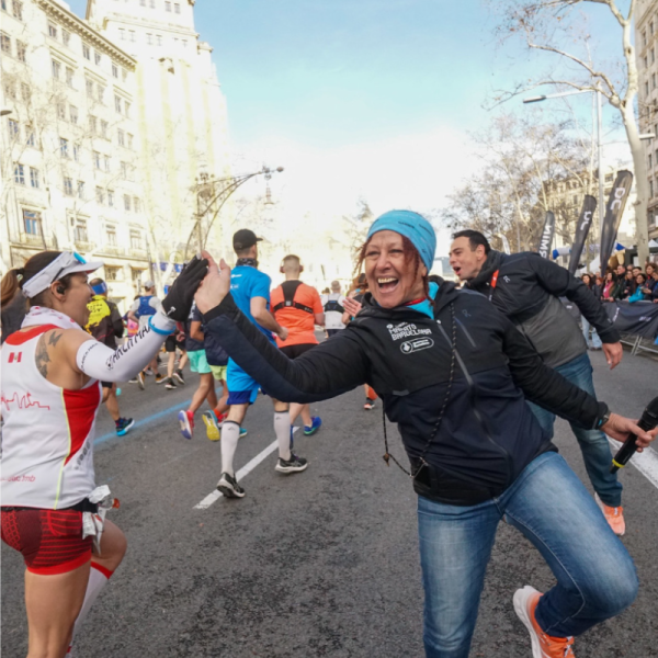 Spectator cheering a runner during the Barcelona Marathon